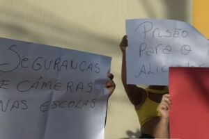 M&atilde;es protestando contra professor e dire&ccedil;&atilde;o de escola no Recife.