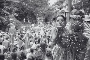 Pessoas brincando carnaval.
