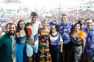 Raquel Lyra e aliados no carnaval de Paudalho.