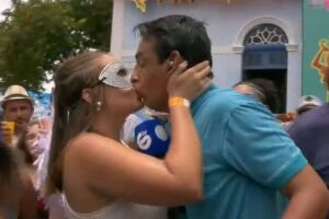 Rep&oacute;rter &eacute; surpreendido com beijo na boca durante Carnaval de Olinda.