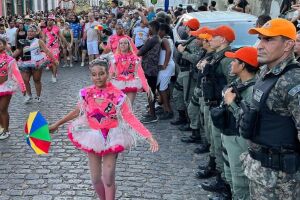 Agentes da Pol&iacute;cia Militar de Pernambuco (PMPE) durante festividade do Carnaval.