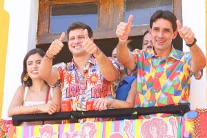 Silvio Costa Filho marca presen&ccedil;a no carnaval ao lado de Jo&atilde;o Campos.