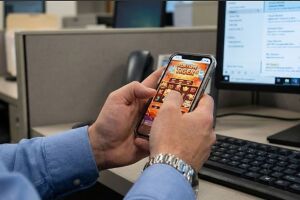 Imagem ilustrativa de pessoa apostando em jogo de azar online.