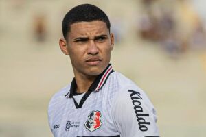 Thiaguinho, jogador do Santa Cruz e emprestado ao ABC, sofre acidente de carro.