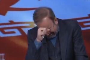 Apresentador de televis&atilde;o iraniana chora ao anunciar morte do l&iacute;der supremo do pa&iacute;s.