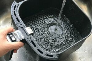 Descubra como o engenheiro qu&iacute;mico Diego Fern&aacute;ndez usa bicarbonato de s&oacute;dio e &aacute;gua quente para limpar a airfryer de forma eficaz. 