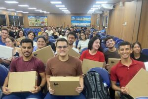 Alunos recebem macbook na FMO. 