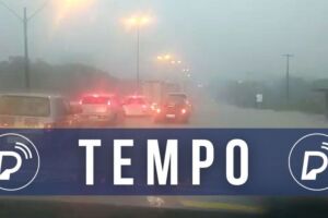 Cidade da RMR com muita chuva no tr&acirc;nsito.