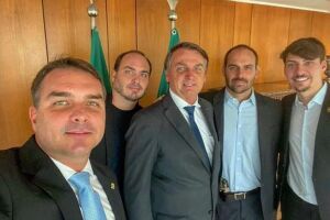 Bolsonaro e filhos. 
