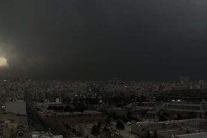 Ataque de Israel a dep&oacute;sito de petr&oacute;leo deixa Ir&atilde; em alerta para chuva &aacute;cida; entenda fen&ocirc;meno