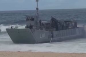 Navio da Marinha encalha na areia de praia no Rio de Janeiro e chama aten&ccedil;&atilde;o de banhistas