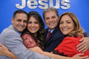 Pastor da Assembleia de Deus que teve caso com a nora pode ser pai de seus netos, revela portal 