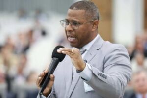 Pastor diz que viol&ecirc;ncia dom&eacute;stica n&atilde;o pode ser resolvida com ora&ccedil;&atilde;o e incentiva fi&eacute;is a denunciarem