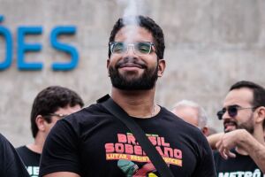 Jones Manoel posta foto fumando e faz promessa: "Vou parar assim que a elei&ccedil;&atilde;o acabar"