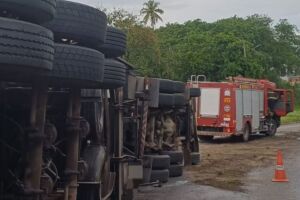 Carreta ap&oacute;s tombar em curva na BR-101, em Paulista.
