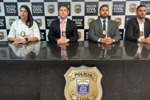 Agentes da Pol&iacute;cia Civil de Pernambuco em coletiva de imprensa sobre casal preso em Jaboat&atilde;o.