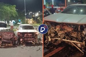 Estado da caminhonete e carro ap&oacute;s acidente na BR-232.