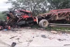 Estado de caminh&atilde;o ap&oacute;s colis&atilde;o frontal na BR-232.