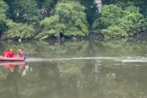Equipes do Corpo de Bombeiros no Rio Capibaribe em buscas de remador.