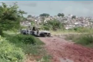 Carro carbonizado onde corpo de homem baleado foi achado.