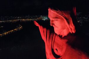 Cristo Redentor iluminado de vermelho.