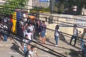 Estudantes s&atilde;o esfaqueadas por colega de escola estadual.