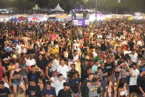 Pessoas na Festa da Pitomba de 2025, em Jaboat&atilde;o dos Guararapes.