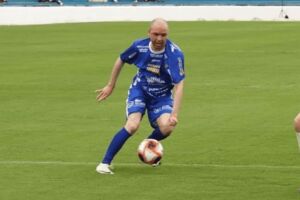 Frei Gilson jogando futebol.