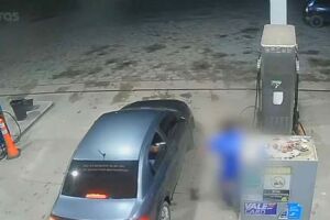 Momento em que ocupante de carro atira em frentista em posto de combust&iacute;veis.