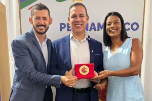 Prefeito Silvado Albino, de Garanhuns, recebendo Selo Ouro.