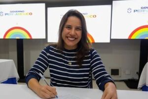 Governadora Raquel Lyra assinando documento 