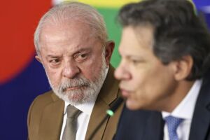 Lula olhando para o ministro da Fazenda, Fernando Haddad.