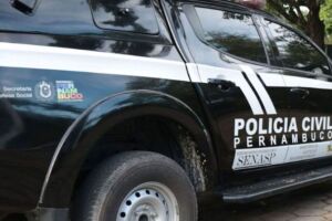Viatura da Pol&iacute;cia Militar de Pernambuco (PCPE) no p&aacute;tio do DHPP.