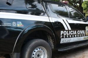 Viatura da Pol&iacute;cia Civil de Pernambuco (PCPE) no p&aacute;tio do DHPP.F