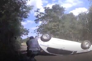 Momento em que Pol&iacute;cia Militar cerca homem.