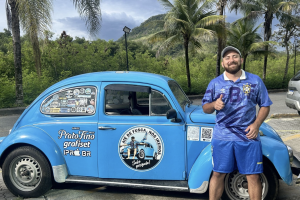 Viajante Guilherme Martin, torcedor do Gr&ecirc;mio, vai de Fusca pros EUA. 