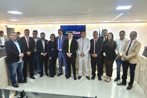 Vereadores de Camaragibe, com o presidente da C&acirc;mara, Paulo Andr&eacute; e o Prefeito Diego Cabral.