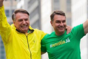 Jair Bolsonaro e Fl&aacute;vio Bolsonaro.