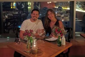 Homem ao lado de namorada que ele matou ap&oacute;s discuss&atilde;o por celular.