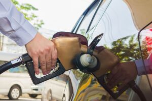 Corte dos impostos deve reduzir o valor do litro em R$ 0,32 na refinaria.