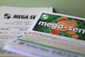 Tal&atilde;o da Mega-Sena e cupom de aposta.