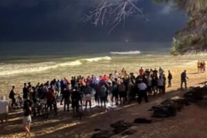 Populares na praia de Boa Viagem durante resgate das tr&ecirc;s irm&atilde;s ap&oacute;s afogamento.