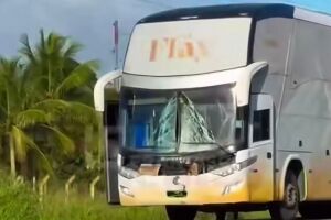 &Ocirc;nibus da equipe da cantora Flay ap&oacute;s colis&atilde;o com motociclista em Pernambuco.