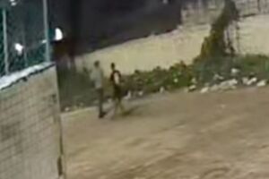 Dupla de suspeitos durante assalto a motorista por aplicativo em Candeias.