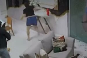 Momento em que mulher tenta fugir de autor de disparos, em condom&iacute;nio luxuoso localizado em Gravat&aacute;.