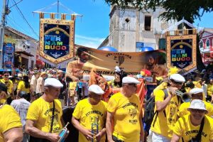 Bloco Pitombeira dos Quatro Cantos em desfile com homenagem ao filme o Agente Secreto