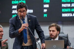 Deputado Rodrigo Farias pega microfone para assumir a presid&ecirc;ncia de Sess&atilde;o