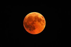 Eclipse lunar total deixa a Lua avermelhada durante o fen&ocirc;meno conhecido como Lua de Sangue.
