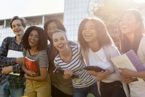Programa P&eacute;-de-Meia oferece incentivo financeiro para estudantes do ensino m&eacute;dio p&uacute;blico inscritos no Cad&Uacute;nico.