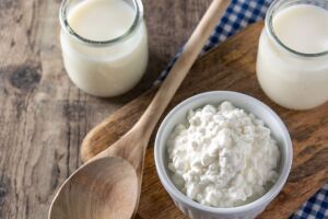 Kefir &eacute; uma bebida fermentada rica em probi&oacute;ticos que pode ajudar na sa&uacute;de intestinal e no controle do peso.